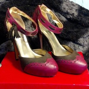 Shoe's High heels are in great condition . Size 8 they're purple and dark brown.